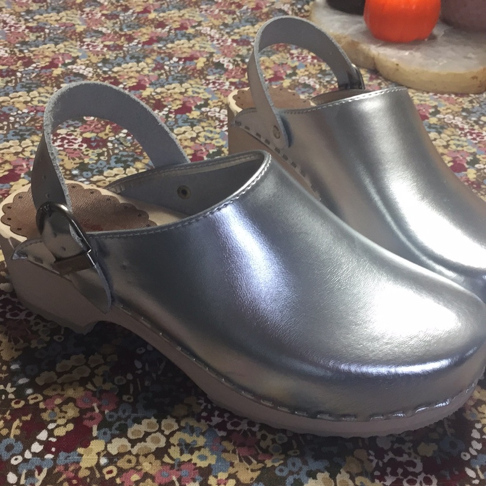 Size 8 silver hasbeens. Like new Swedish clogs!